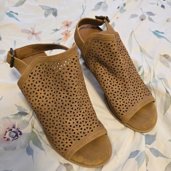 Universal Thread Womens Cognac Milliana Style High Heeled Cut Out Sandal Heel - Picture 9 of 9